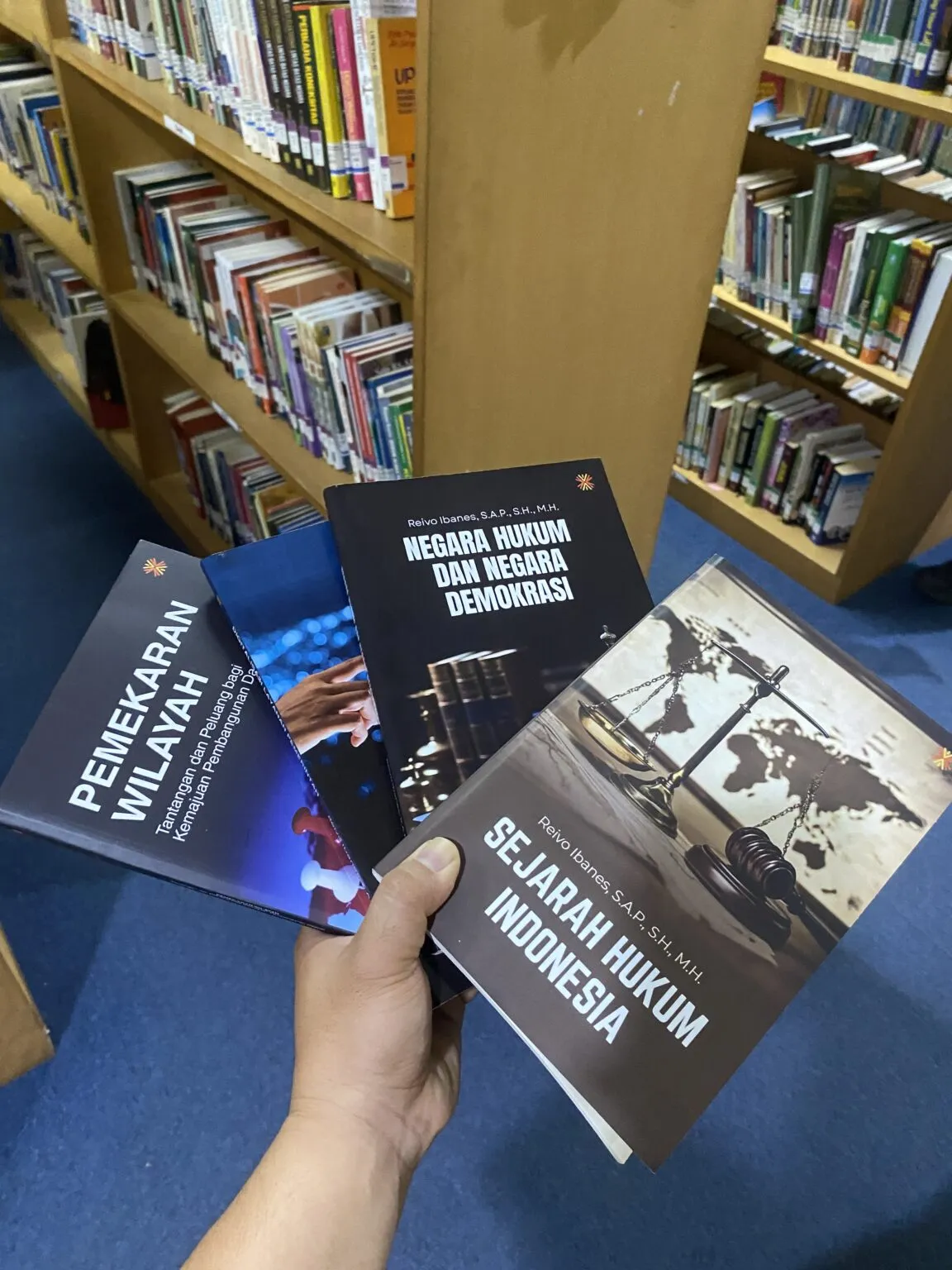 Tingkatkan Khazanah Literasi Daerah, Dispusip Terima Hibah Buku dari Dua Penulis Lokal