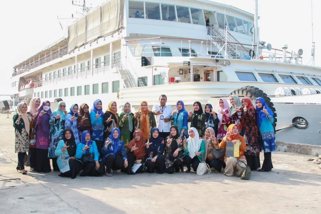 Bunda Literasi Kota Batam Kunjungi Kapal Perpustakaan Terapung MV Doulos Hope di Pelabuhan Bintang 99