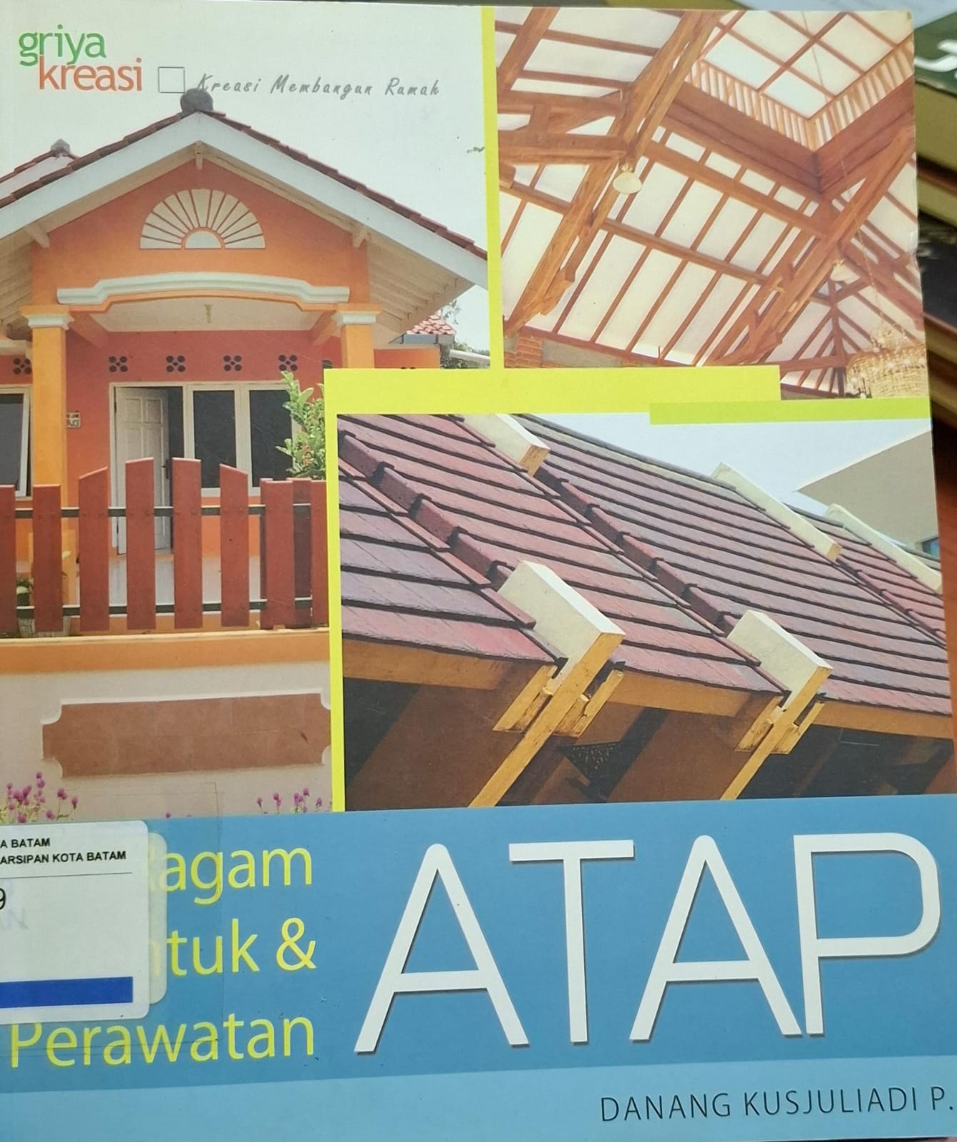 Sampul Atap :  Ragam Bentuk dan Perawatan / Ilustrator: J. Sugito