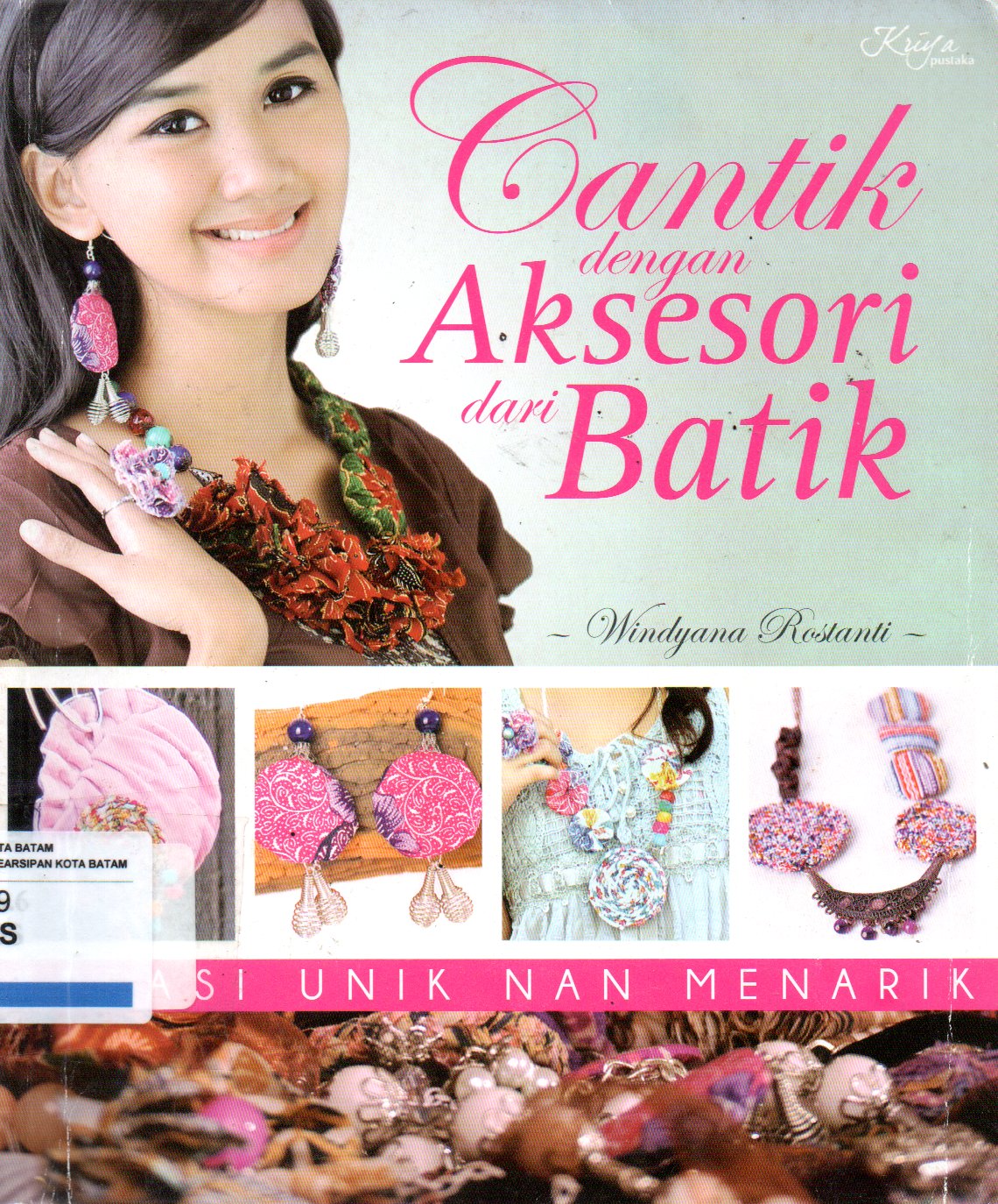 Sampul Cantik dengan Aksesori dari Batik