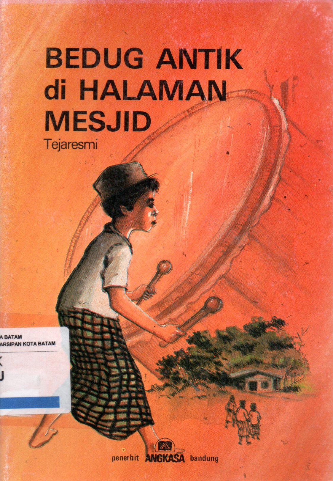 Sampul Bedug Antik di Halaman Mesjid