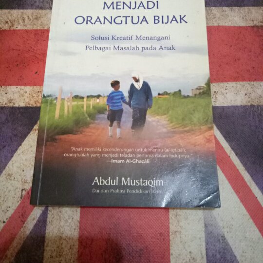 Sampul MENJADI ORANGTUA BIJAK :  Solusi Kreatif Menangani Pelbagai Masalah Pada Anak / Abdul Mustaqim