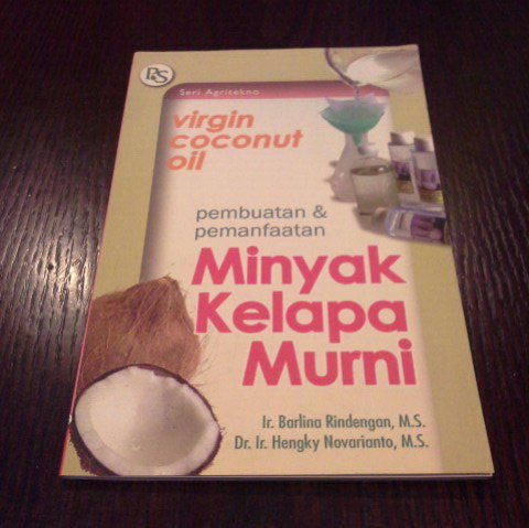 Sampul Pembuatan & Pemanfaatan Minyak Kelapa Murni :  Virgin Coconut Oil / Ir. Barlina Rindengan, M.S., Dr. Ir. Hengky Novarianto, M.S.
