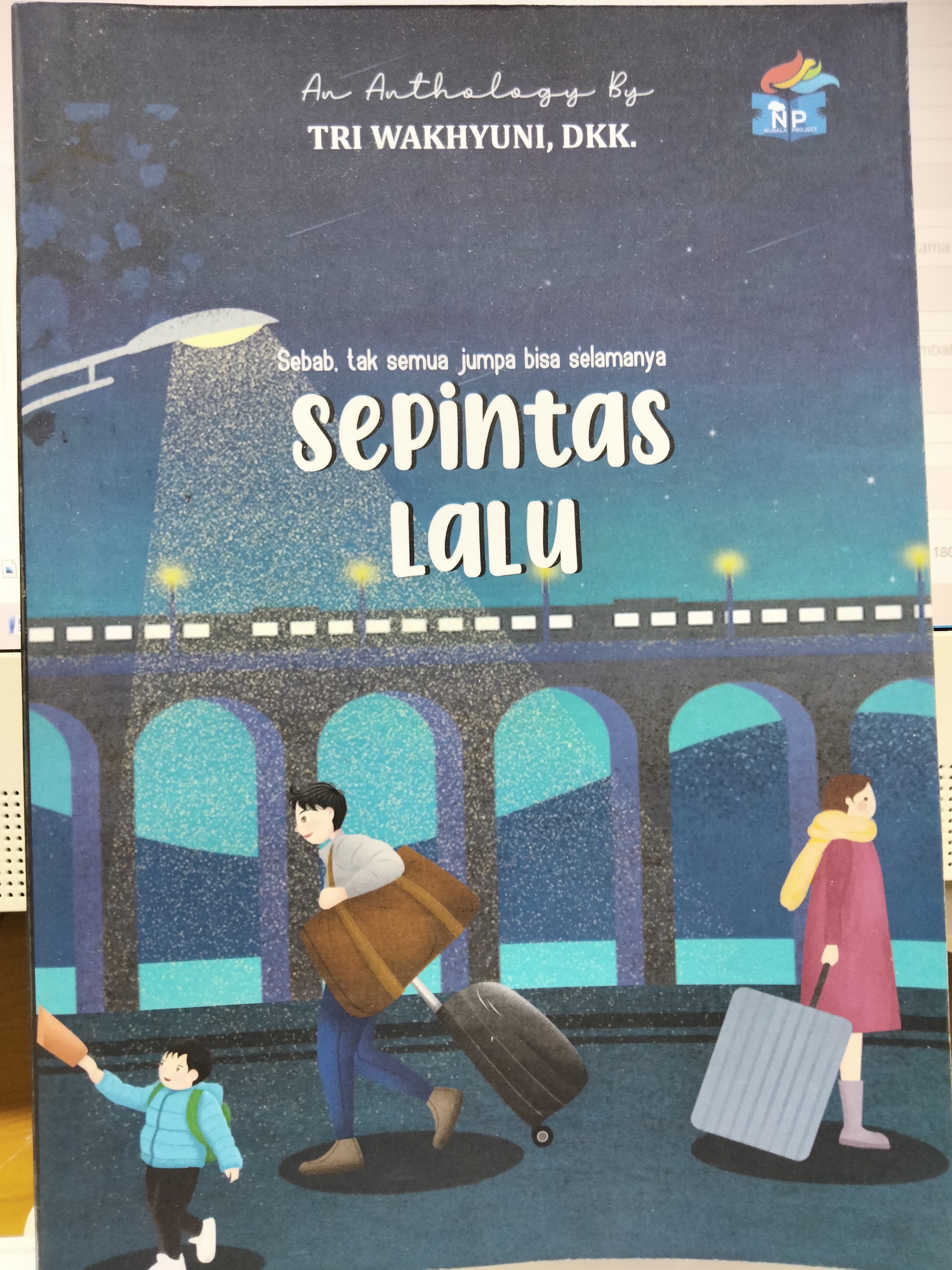 Sampul Sepintas Lalu / Tri Wahyuni, DKK