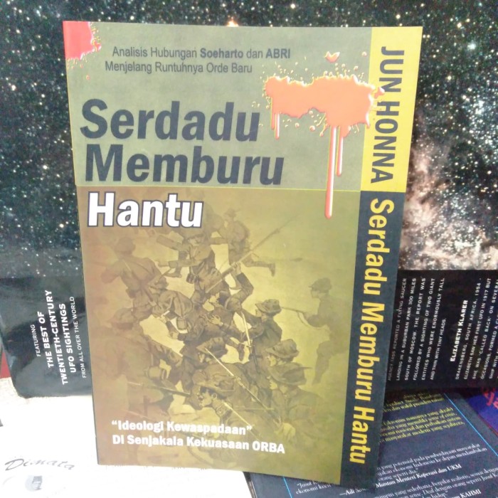 Sampul Serdadu Memburu Hantu :  "Ideologi Kewaspadaan" di Senjakala Kekuasaan ORBA / Jun Honna