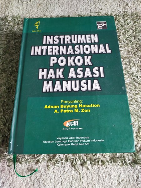 Sampul Instrumen Internasional Pokok Hak Asasi Manusia / Adnan Buyung Nasution