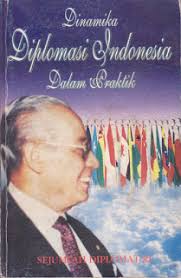 Sampul Dinamika Diplomasi Indonesia Dalam Praktik / Sejumlah Diplomat RI