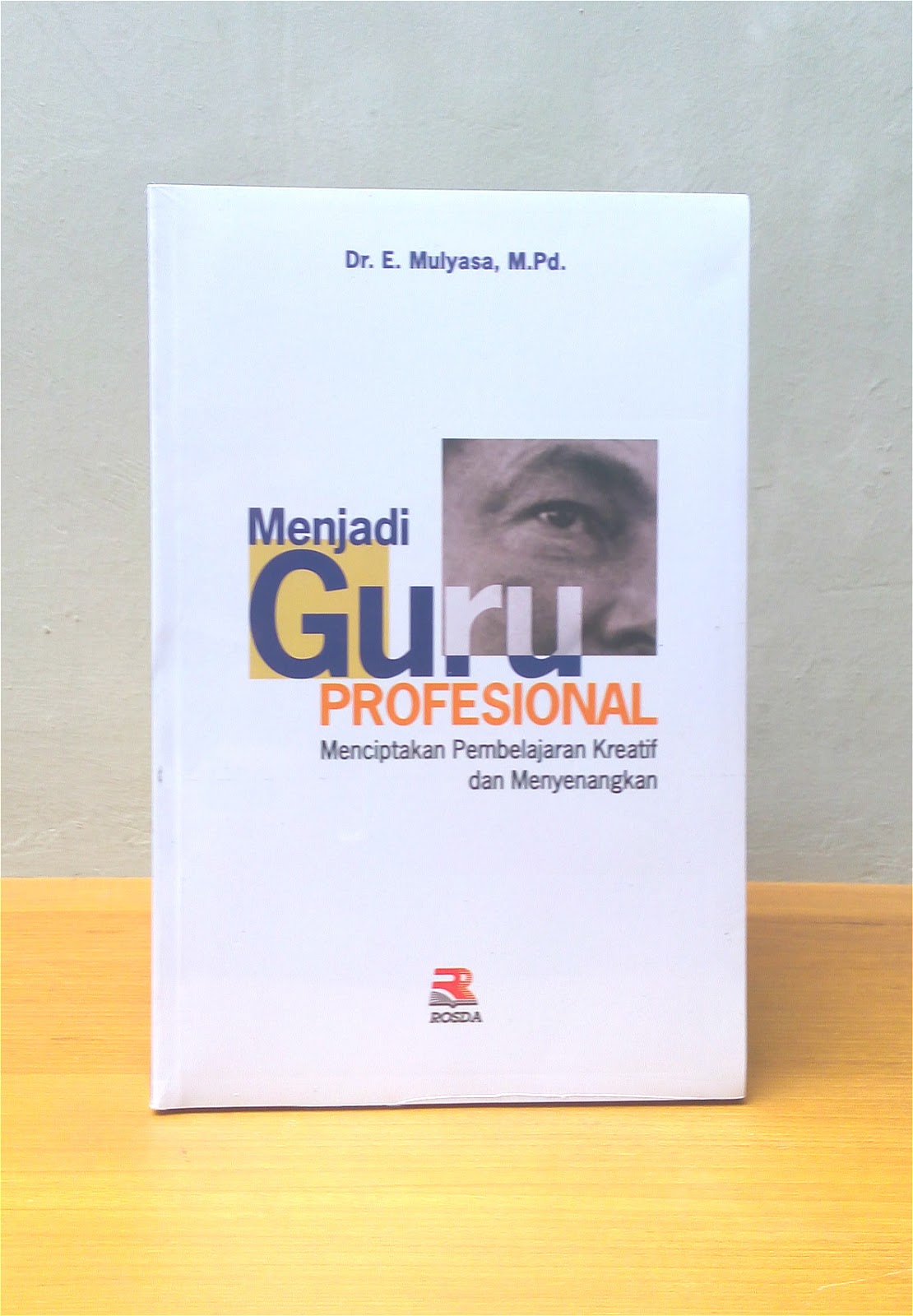 Sampul Menjadi Guru Profesional :  Menciptakan Pembelajaran Kreatif dan Menyenangkan / Dr. Enco Mulyasa, M.Pd