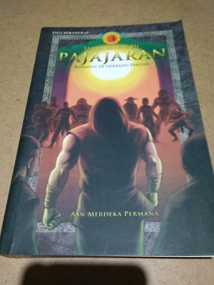 Sampul Senja Jatuh di Pajajaran :  Kunanti di Gerbang Pakuan / Aan Merdeka Permana