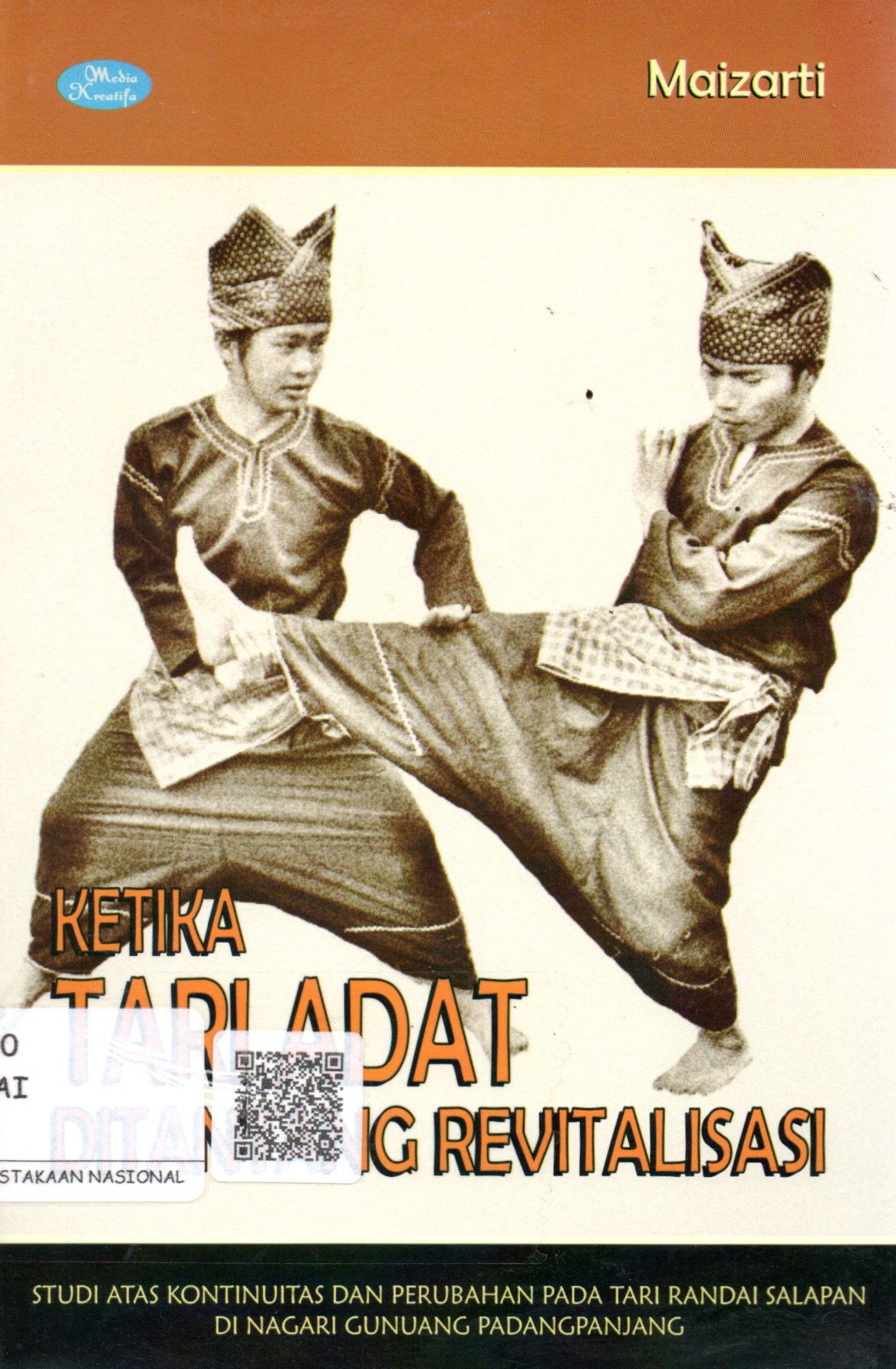Sampul Ketika Tari Adat Ditantang Revitalisasi :  Studi Atas Kontinutas dan Perubahan pada Tari Randai Salapan di Nagari Gunuang Padangpanjang / Editor: Dede Pramayoza
