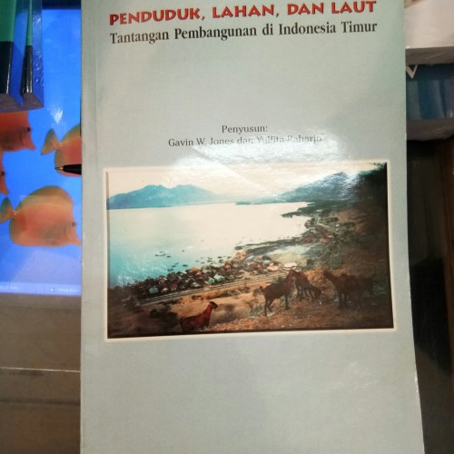 Sampul Penduduk, Lahan dan Laut / Gavin W. Jones