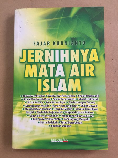Sampul Jernihnya Mata Air Islam / Fajar Kurnianto