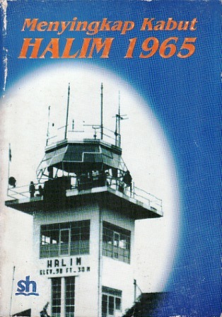 Sampul Menyingkap Kabut Halim 1965 / Aristides Katoppo