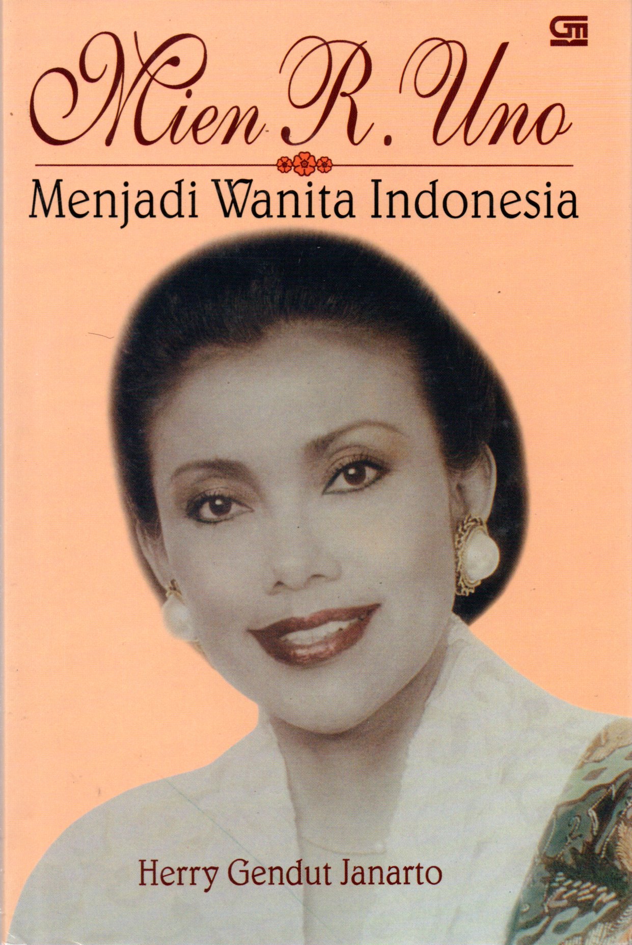 Sampul Mien R. Uno :  Menjadi Wanita Indonesia