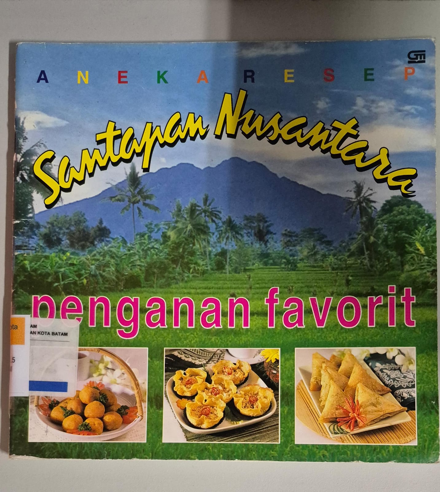 Sampul Aneka Resep Santapan Nusantara :  Penganan Favorit / Enita Sriyana, Penyunting: Intarina Hardiman